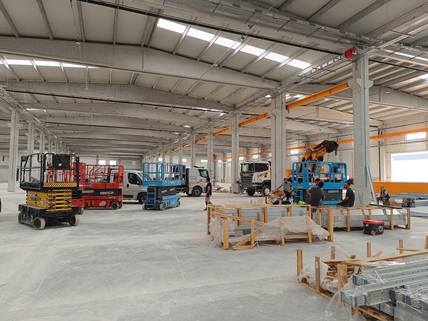 Depo içinde makaslı platform ile raf/tavan çalışması